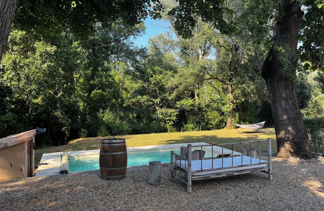 Charming provençal farmhouse with swimming pool, in the countryside by the river