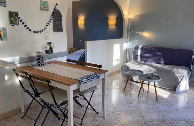 Charming Quiet Cottage Near Shops, Garden, Pets Allowed, No WiFi/TV