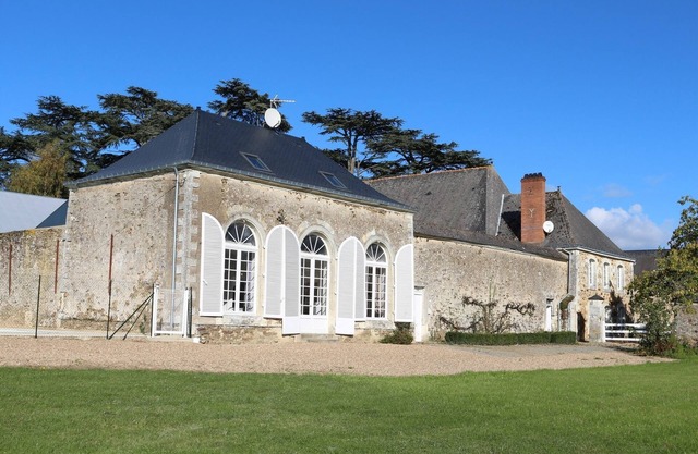 Charming Relais de Chasse XVIII, heated indoor pool optional (Apr Oct)