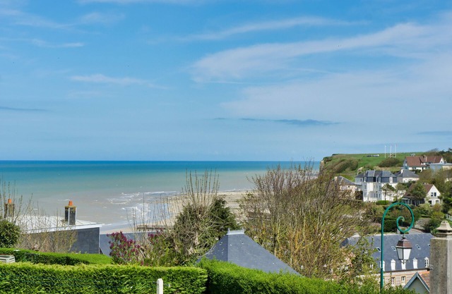 Charming renovated upmarket house, sea view, beach/centre 250 m away