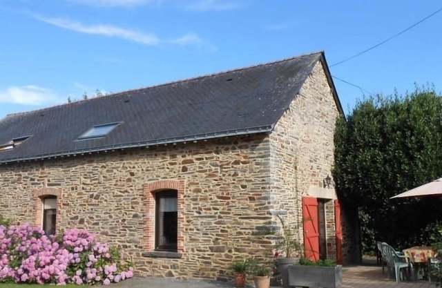 Charming Renovated Farmhouse with Private Garden, Wi-Fi, Bikes, and Family Amenities