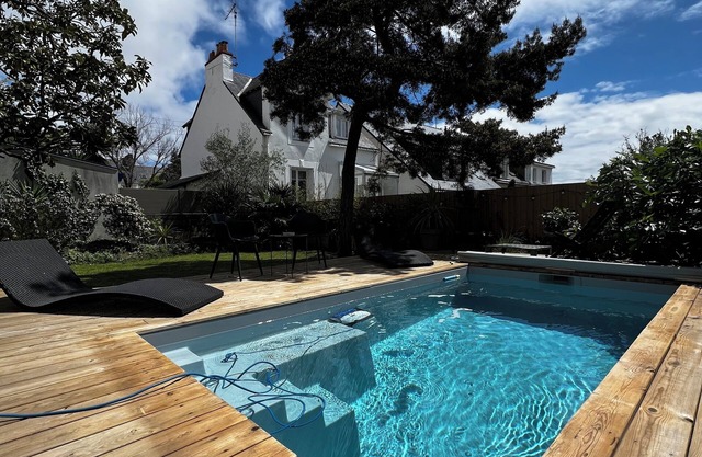 Charming renovated house with swimming pool 100 m from the beach