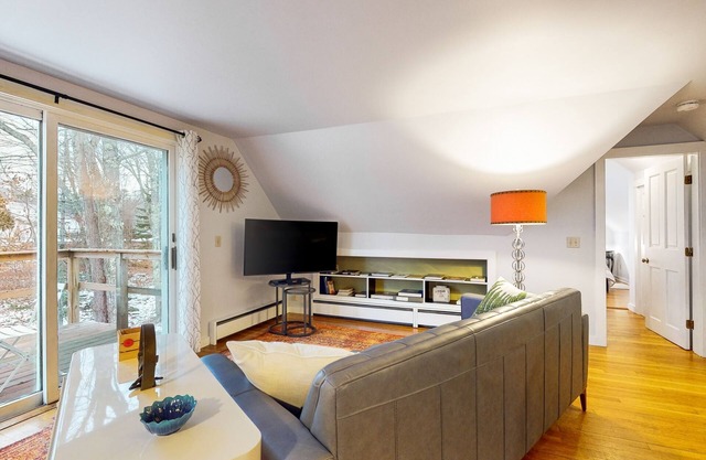 Charming Retreat with Cozy Interiors, CentralAC, Washer/Dryer & Wifi