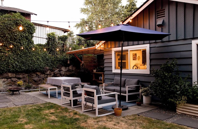 Charming South Seattle home with private backyard & hot tub. 11 min from airport