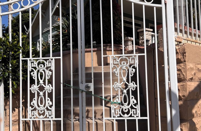 Charming studio uint in a house -Riverside with WiFi and AC all private gate