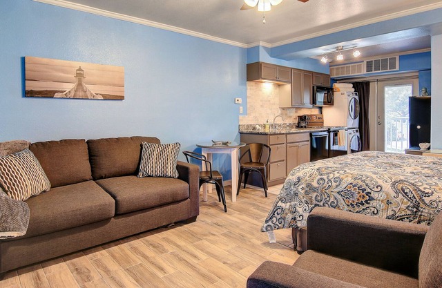 Charming studio w/ two shared pools, a fitness center, & shared dock, near beach