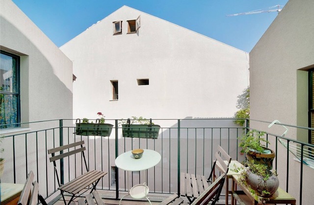 Charming Sunny Haven with Balcony by Sea N Rent