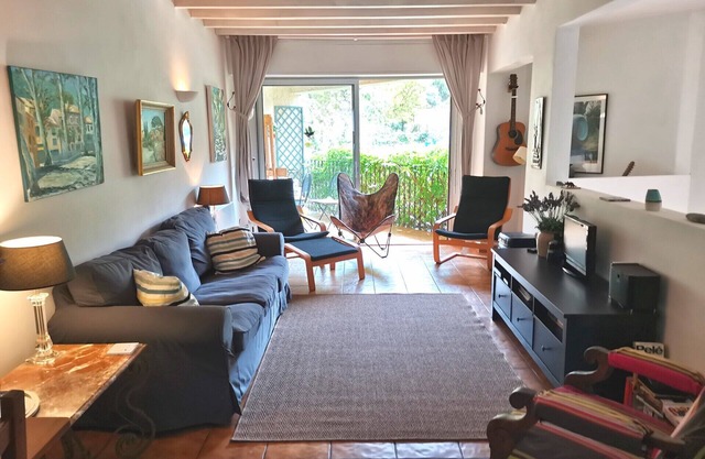 Charming sunny house in central Ceret with mountain views and outside space