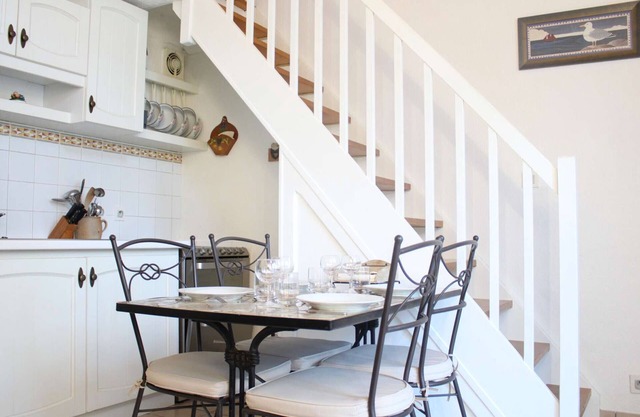 Charming T1 bis with Terrace & Pool in Saint-Martin-de-Ré, Sleeps 4