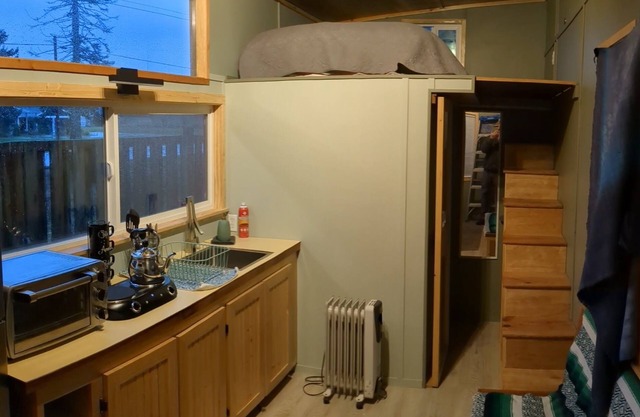 Charming tiny house bungalow at Nugents Corner with WiFi & Baker Mt close by.