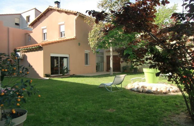 Charming town on 400m² of fully enclosed land