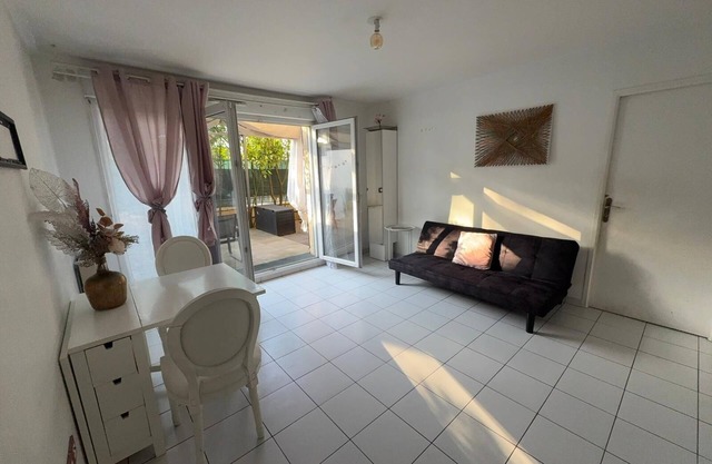 Charming two-room apartment with large terrace. Secure, quiet residence.