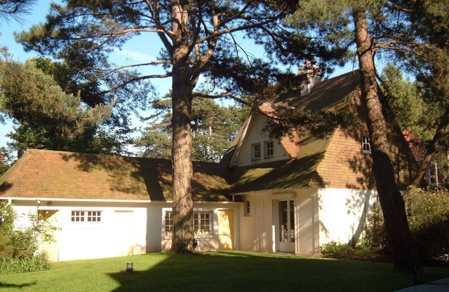 Charming villa on large sunny ground in the pine forest between sea and golf