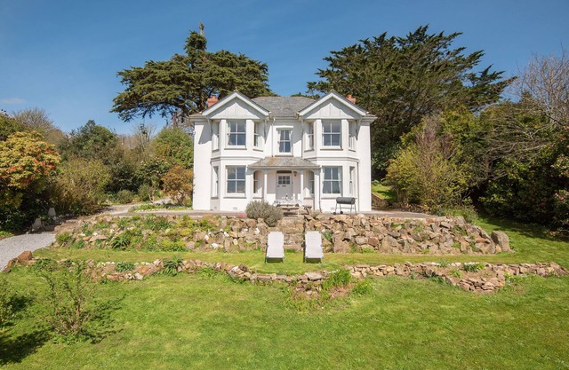 Charming Victorian House with Panoramic Village Views, Close to Beaches