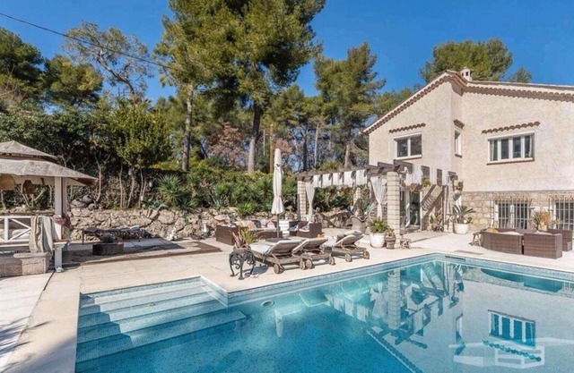 CHARMING VILLA WITH PRIVATE SWIMMING POOL