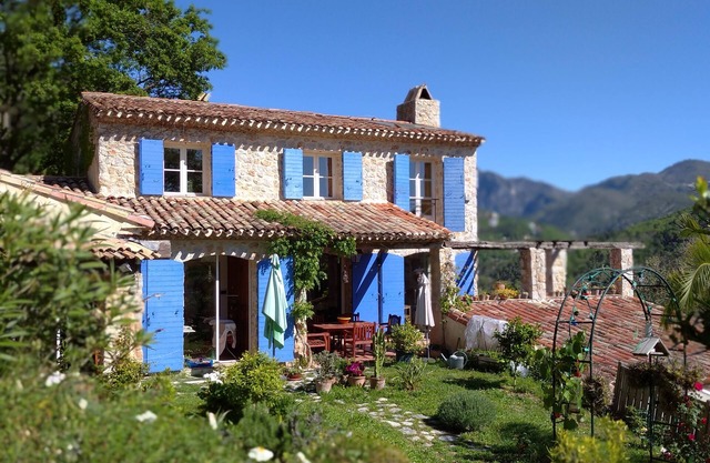 CHARMING VILLA, 15 km from NiCE MOYENNE MONTAGNE WITH VIEW AND SWIMMING POOL
