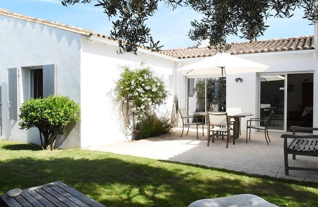 Charming Village Home with Garden, 3 Beds, Fireplace & Wi-Fi in Les Portes-en-Ré