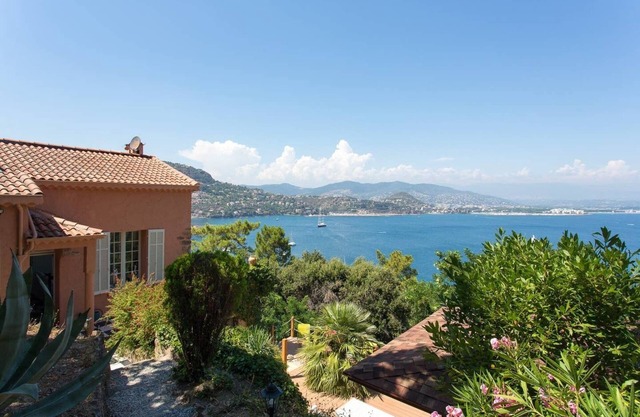Charming villa 10 minutes walk from the beach, panoramic view on Cannes bay