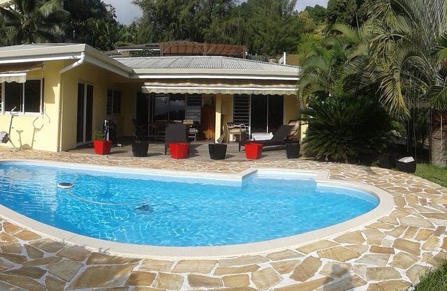 Charming villa with pool, relaxing sea and mountain views, Punaauia