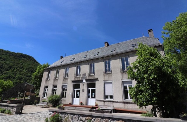 Charming Village Apartment in Auvergne - Hiking, Skiing, Tranquility