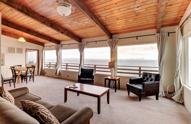 Charming waterfront home with furnished deck & beach access