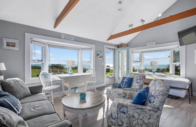 Charming Waterfront Cottage with Serene Water Views