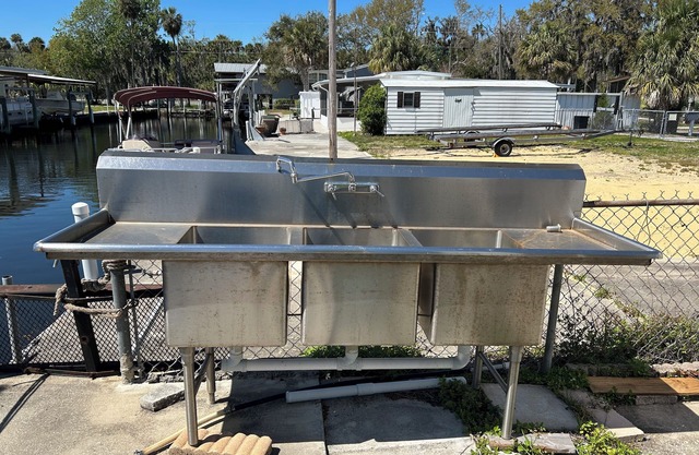 Charming Waterfront 2-bedroom mobile home in Old Homosassa with direct access!