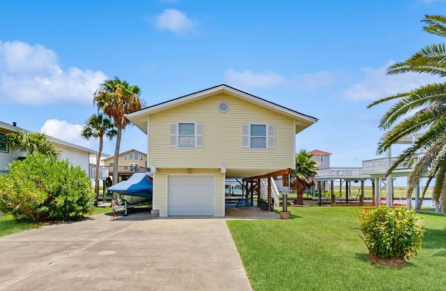 Charming waterfront home with grill, fishing, & large deck - 6 min walk to beach