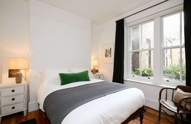 Charming West End Residence in Peaceful Fitzrovia