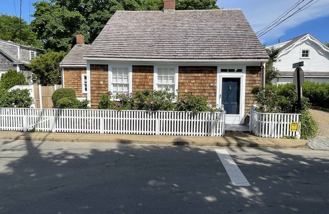 Charming1700's Edgartown Village Cottage 5 Minute walk to Downtown