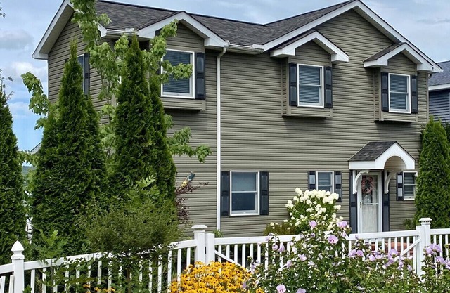 Chautauqua Lakefront Home! REMODELED! 5 bdrm 3 full bath 4 night min Oct-May