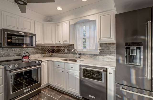 Cheerful 1 BR with private Bathroom in a house