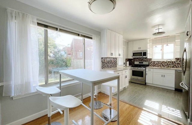 Cheerful 2 bedroom 1 bath Home Near Wheaton Metro