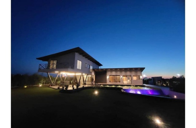 Cheerful 2-Bedroom Place With Pool.