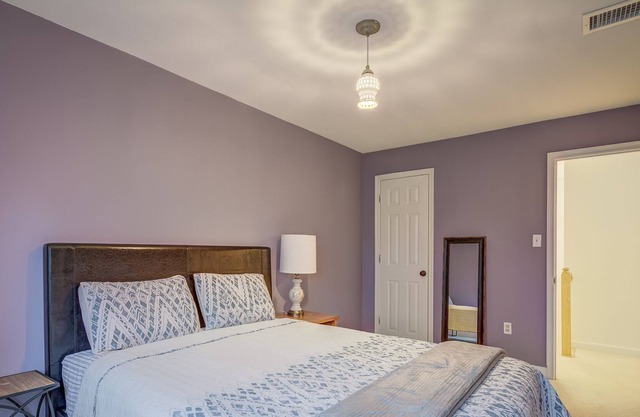 Cheerful 3 bedroom 2.5 bath king bed