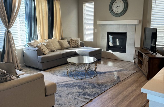 Cheerful 4-bedroom home- Quiet and close to everything you’ll need