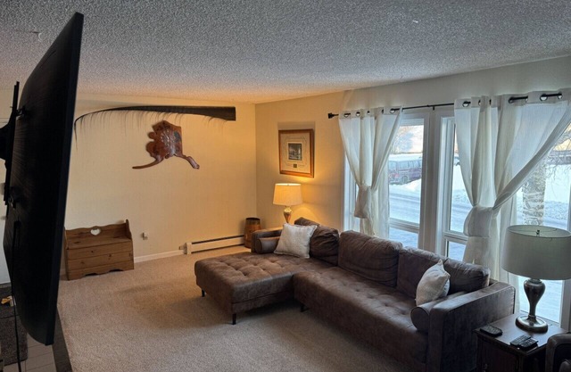Cheerful 4 bedroom home w/HOT TUB close to Airport
