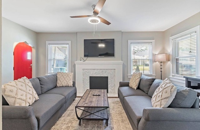 Cheerful 4-bedroom w/first floor master