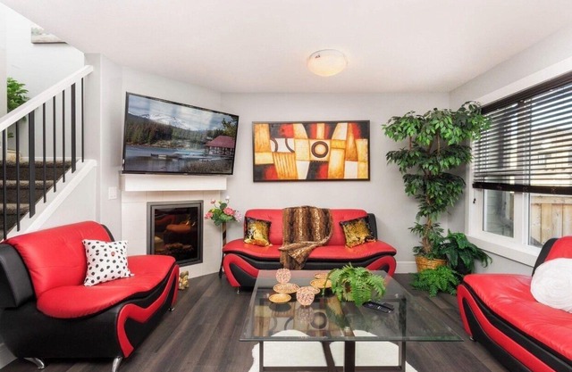 Cheerful and beautiful 3 bedroom house close to lake