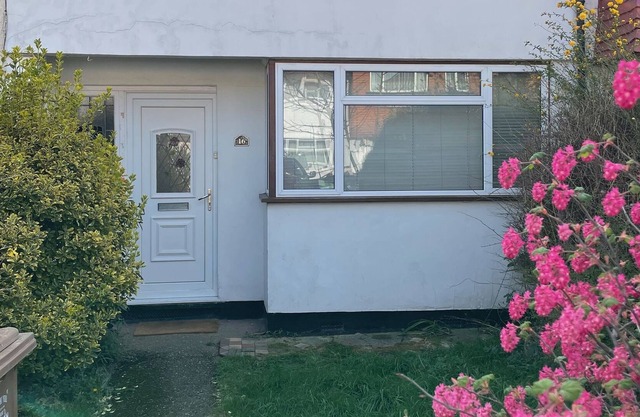 Cheerful and cute 2 bedroom house.
