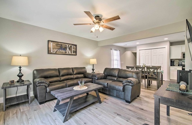 Cheerful Townhouse - Walk to Table Rock Lake!