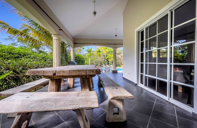 Cheerful villa with pool minutes from city center. Only 10 mins away from POP