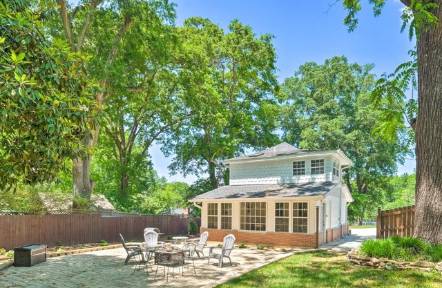 Cheery Cottage with Yard Less Than 1 Mile to Marietta Square