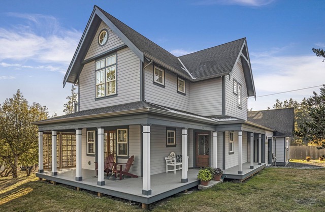 Chef's Kitchen, Salish Sea View, EV Charger: This is The Cottage on Cedar Street
