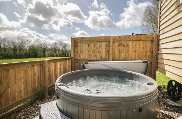 CHERRY BLOSSOM, character holiday cottage, with hot tub in Warmley