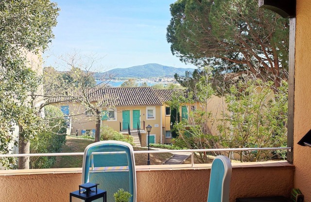 *Chez Adriana* Sea view apartment with swimming pool 15 minutes from the beach.