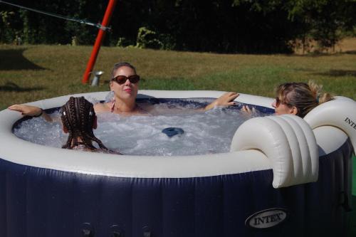 CHEZ MITCH EN CAMPING CAR et grand espace extérieur