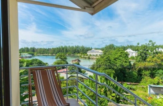 Chez Odet SelfCatering is set on the lake view & 3 mins driving to Catcoco Jetty