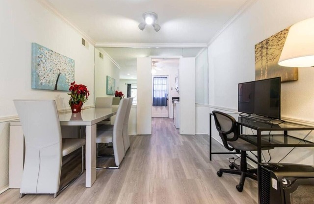 Chic 1-bedroom apartment in awesome Dallas with WiFi, AC