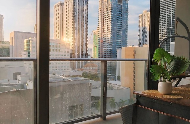 Chic 1-bedroom apartment in vibrant Miami with AC, fitness room, WiFi